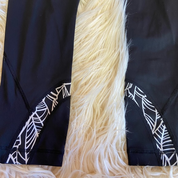 Lululemon Run: Inspire Crop II in Black / Pretty Palm Black Angel Wing Size 6 - Picture 4 of 8